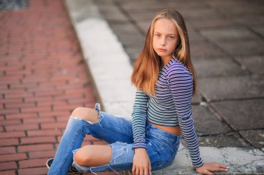 fotoğraf için genç Genç teşkil etmektedir. sarışın kız kot pantolon ve bluz
