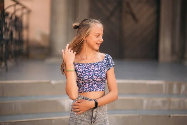 Tiener vrouw in een zomer tijd in de buurt van de kunstacademie — Stockfoto