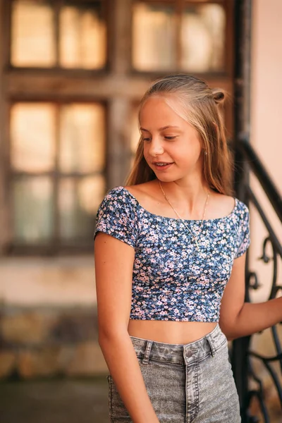 Adolescente hembra en un verano pasar tiempo cerca de la escuela de arte —  Fotos de Stock