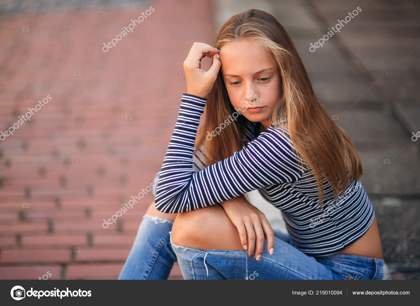 Foto raf icin genc Genc te kil etmektedir. sar n k z kot pantolon ve bluz Stok Foto StudioS113 219010094