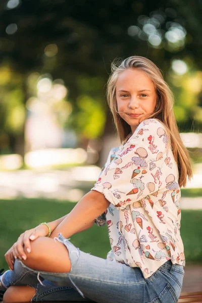 Jong tiener meisje zit op de Bank — Stockfoto