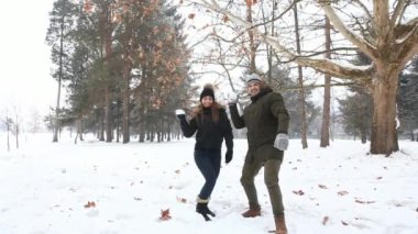 Sevgi dolu bir kaç masal kış hava içinde kartopu oynuyor. ağır çekim