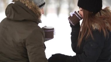 Genç bir çift bir masal kışın sıcak içki tarafından ısıttı. Chrismas ruh hali
