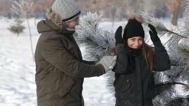 El tipo hace bolas de nieve para su novia. tiempo de invierno — Vídeos de Stock