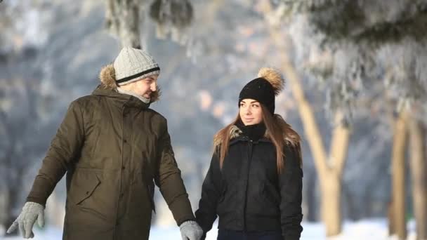 Boldog pár játékos együtt alatt téli ünnepek hivatása kívül a snow park. zár megjelöl kilátás — Stock videók