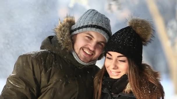 外は、雪の公園で休日冬休み中に一緒に遊び心のある幸せなカップル。クローズ アップ ビュー — ストック動画