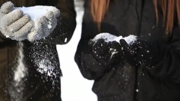 Een verliefde paar in sprookjesachtige winterweer speelt sneeuwballen. Slow motion — Stockvideo