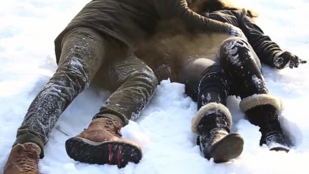 Šťastný pár hrát společně během zimní dovolené povolání mimo ve snow parku. běh a skok — Stock video