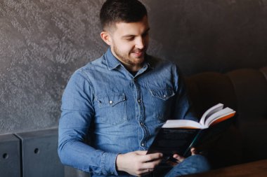 Öğrenci kafe kitapta okudum. Çalışma ve eğitim