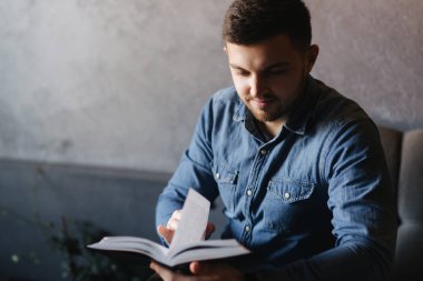 Öğrenci kafe kitapta okudum. Çalışma ve eğitim