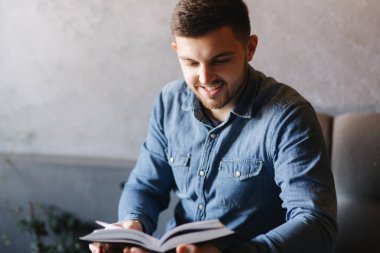 Öğrenci kafe kitapta okudum. Çalışma ve eğitim