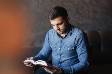 Öğrenci kafe kitapta okudum. Çalışma ve eğitim