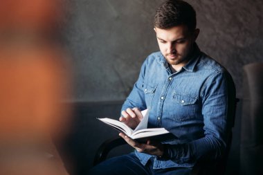 Öğrenci kafe kitapta okudum. Çalışma ve eğitim