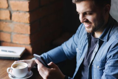 O bir dizüstü bilgisayar kullanırken arama kafede alarak genç işadamı