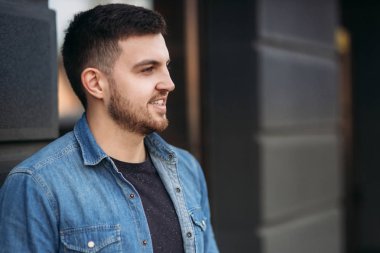 Sakallı genç adam portresi. kot ceket