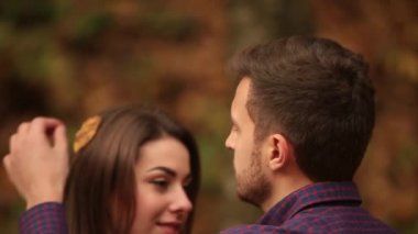 Aile parkta zaman harcamak. Adam ve kadın yürümek ve iyi eğlenceler