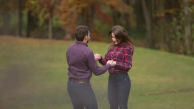 Aile parkta zaman harcamak. Adam ve kadın yürümek ve iyi eğlenceler