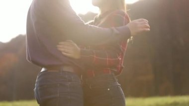 Adam kucaklama kız ve gülümseme. Sonbahar güneşli gün