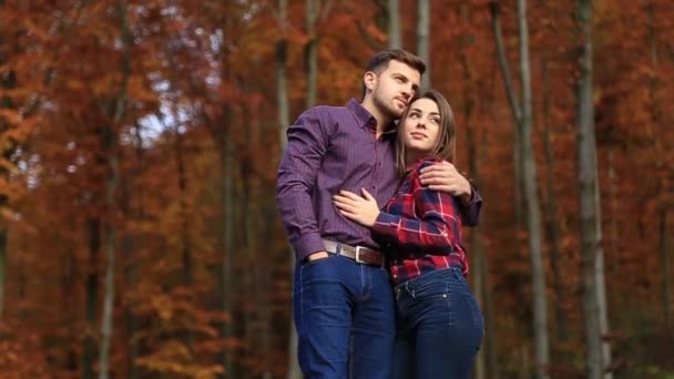 Pareja enamorada pasar tiempo juntos en otoño — Vídeo de stock