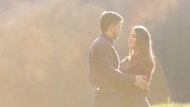 Aile parkta zaman harcamak. Adam ve kadın yürümek ve iyi eğlenceler — Stok video