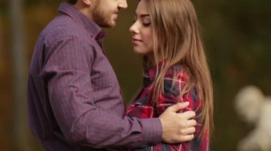 Erkek ve kadın sonbahar hava parkta yürüyüş