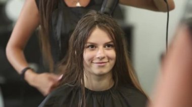 Genç kadın bir saç kesimi kadın Kuaför tarafından getting Kuaför Salonu