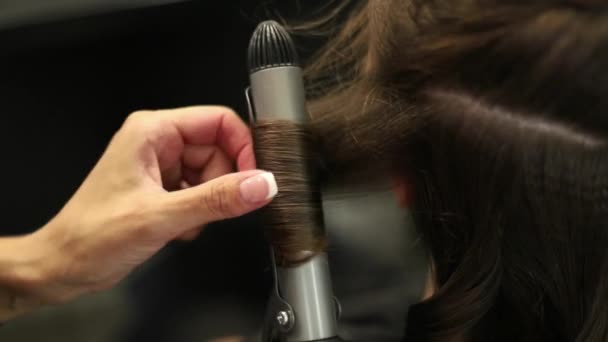 Макро снимок женщины имея ее волосы, поправил в салоне волосы. Выстрел в замедленном темпе. HD — стоковое видео