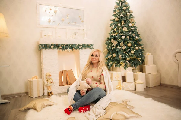 Kobieta w ciąży w czasie świąt Bożego Narodzenia spędzić czas w jej domu — Zdjęcie stockowe