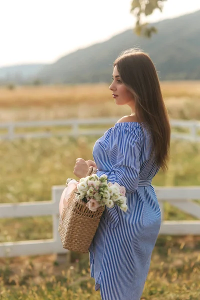 Vue rapprochée de la belle femme enceinte dans le champ tenant bouquet et sourire. Détendez-vous dans la nature — Photo