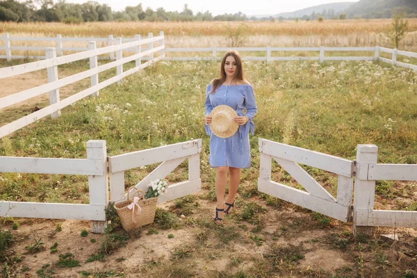 Femme enceinte en tenue de robe bleue tricotée avait dans les mains — Photo