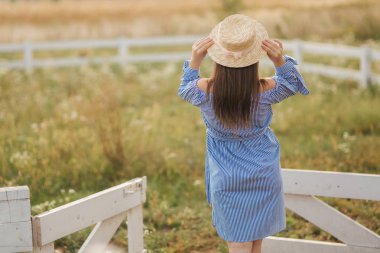 Arkadan görünüşü şapkalı Bayan. Arka plan Dağları