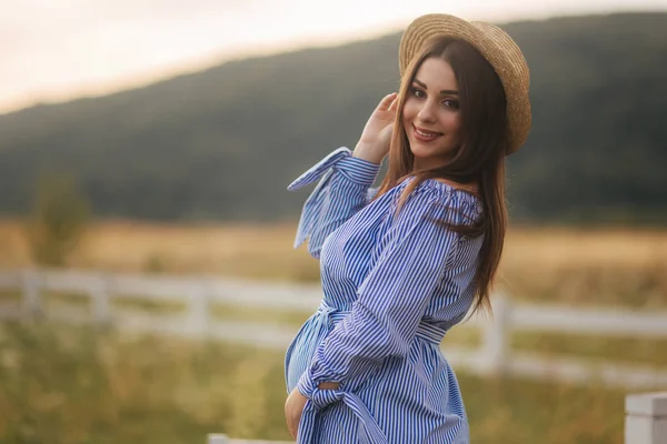 Έγκυος γυναίκα λογοπαίγνιο αφενός για την κοιλιά και το δεύτερο σε πλεκτό καπέλο της — Φωτογραφία Αρχείου
