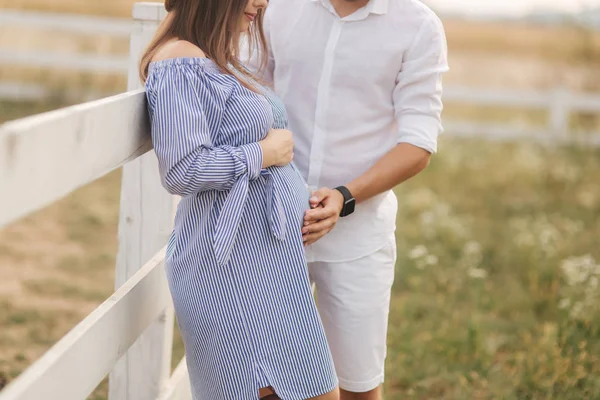 Glückliche Familie wartet auf Baby. Schwangere und ihr Mann in der Natur — Stockfoto