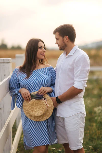 Schwangere und Mann umarmen sich und zeigen ihre Liebe. Paar wartet auf Baby — Stockfoto