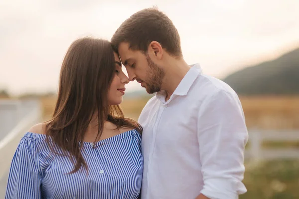 Mann küsst eine Frau in der Natur. Romantische Atmosphäre — Stockfoto