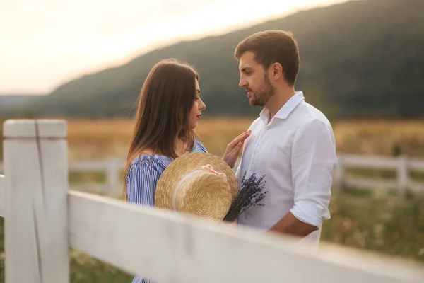 Der Mann betrachtet eine Frau in der Natur. Romantische Atmosphäre — Stockfoto