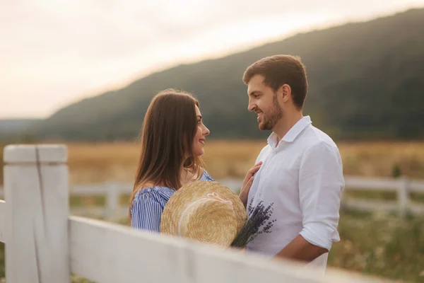 Der Mann betrachtet eine Frau in der Natur. Romantische Atmosphäre — Stockfoto