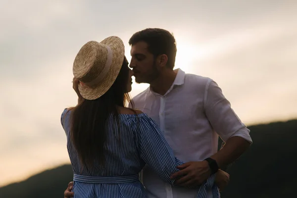 Silhouette lieblicher Menschen in der Natur. Sommersonnenuntergang — Stockfoto