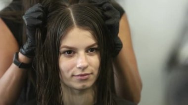 Genç kadın bir saç kesimi kadın Kuaför tarafından getting Kuaför Salonu