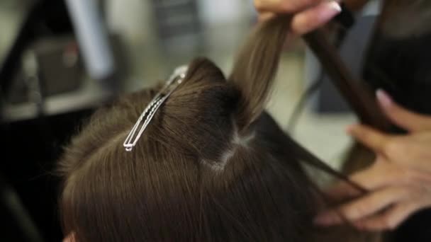 Cabeleireiro faz penteado morena menina — Vídeo de Stock