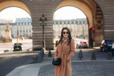 Şehir merkezinde kalmak güzel bayan. Sunny sonbahar günü