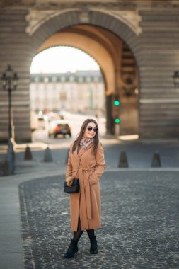 Şehir merkezinde kalmak güzel bayan. Sunny sonbahar günü