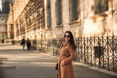 Çekici kız şehirde yürümek. Güzel sokak arkasında modeli