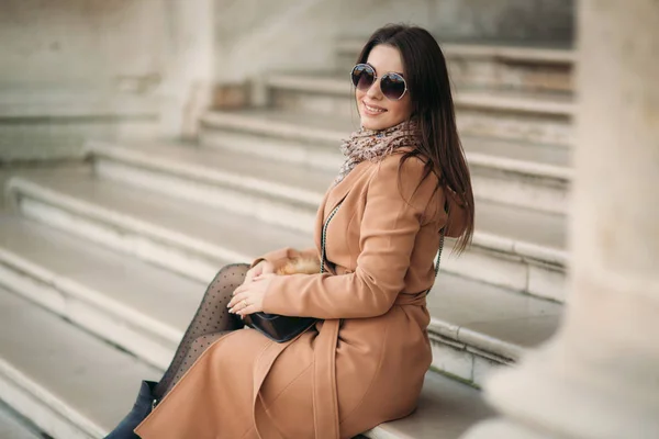 Señora atractiva en abrigo de otoño y gafas de sol sonrisa a la cámara — Foto de Stock