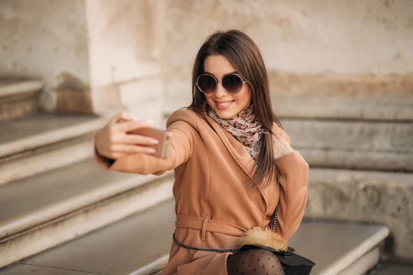 A szép lány a napszemüveg, hogy fénykép smartphone. selfie — Stock Fotó