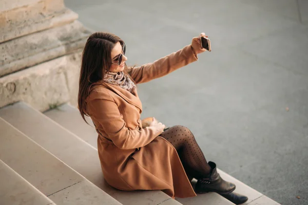 Piękna dziewczyna w okulary zrobić zdjęcie na smartfonie. selfie — Zdjęcie stockowe