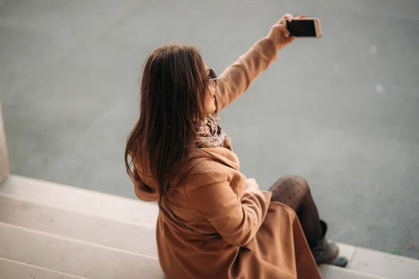 Hermosa chica en gafas de sol hacer foto en el teléfono inteligente. selfie — Foto de Stock