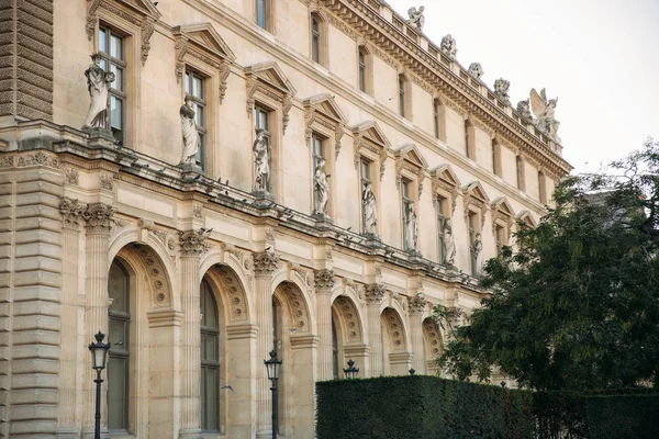 Byggnad i centrum av paris. SUUN väder — Stockfoto