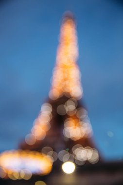 Eyfel Kulesi gece romantik şehir içinde bokeh