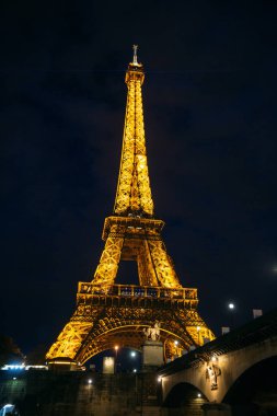 Eyfel Kulesi Parlatıcı geceleri. Güzel gece bina. romantik bir atmosfer
